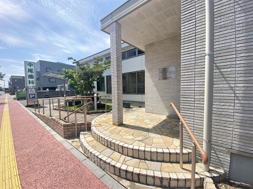 出入口前に20センチほどの段差が2段あり