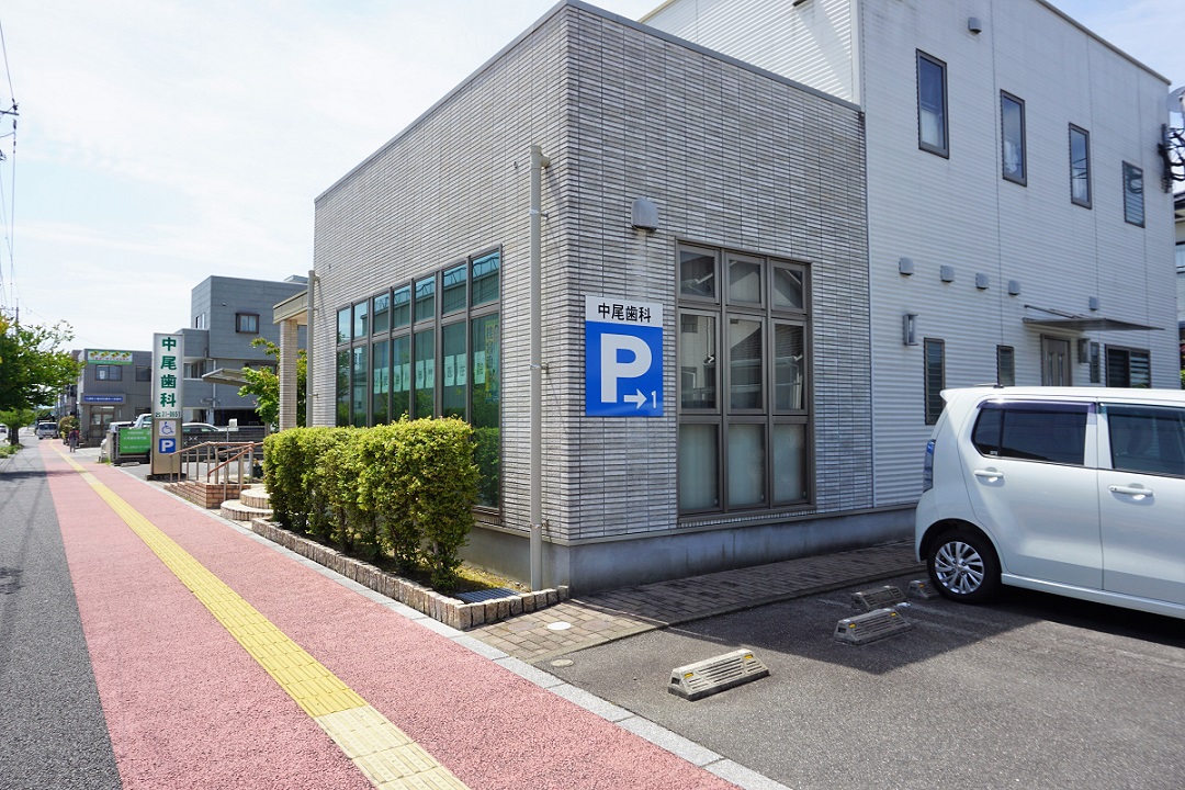 建物前の歩道に点字ブロックあり