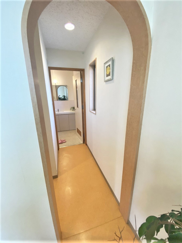 男性用トイレ、女性用トイレまでの通路