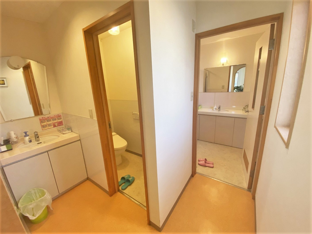 男性用トイレ、女性用トイレ入口