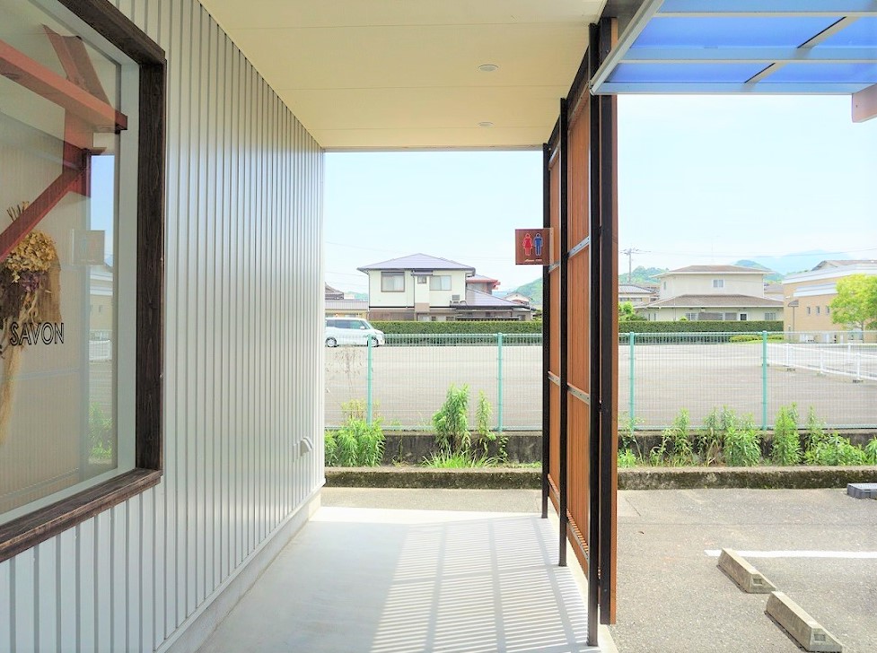 コインランドリー前にトイレへの表示があります