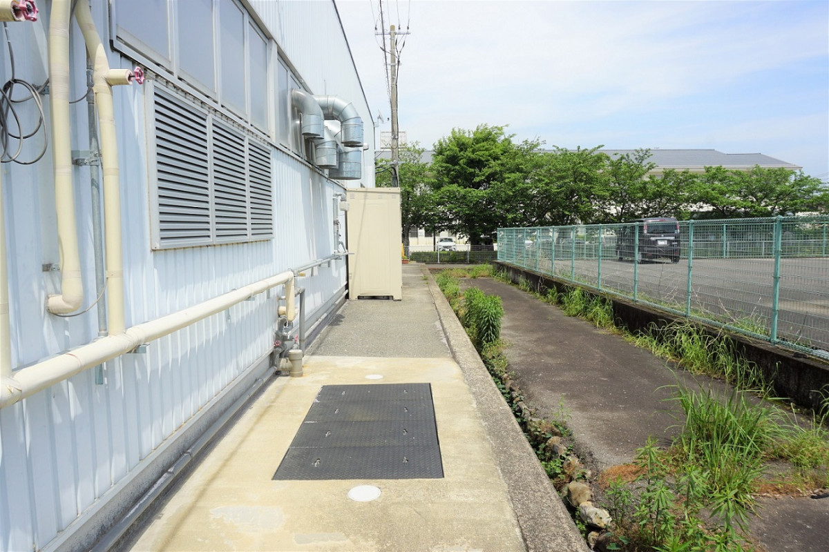 トイレまでの通路は狭いです