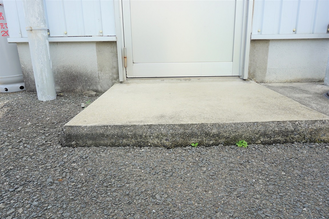 トイレ前に12センチほどの段差