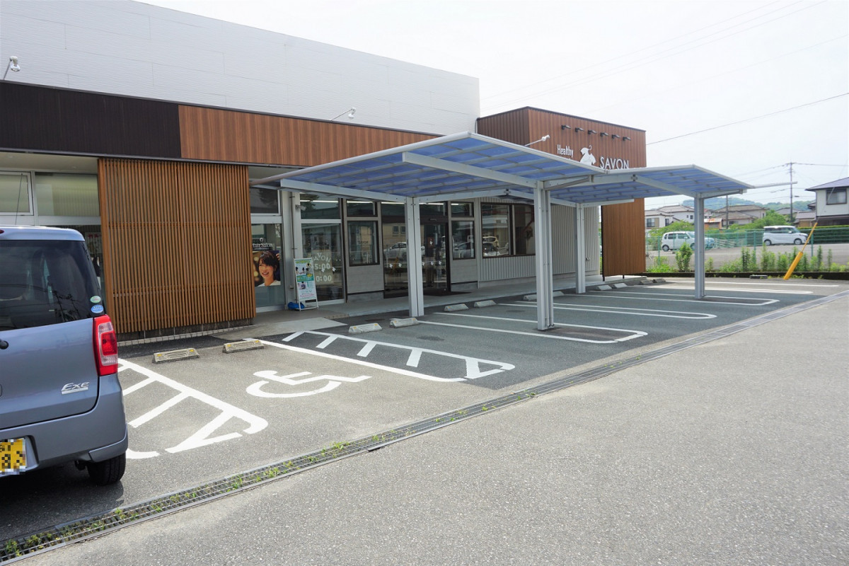 身障者駐車場と屋根付き駐車スペース