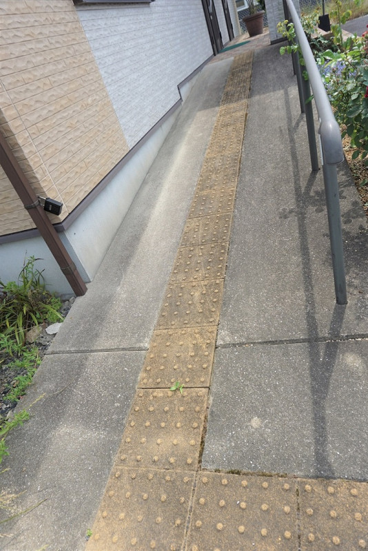 スロープから入口まで点字ブロックあり
