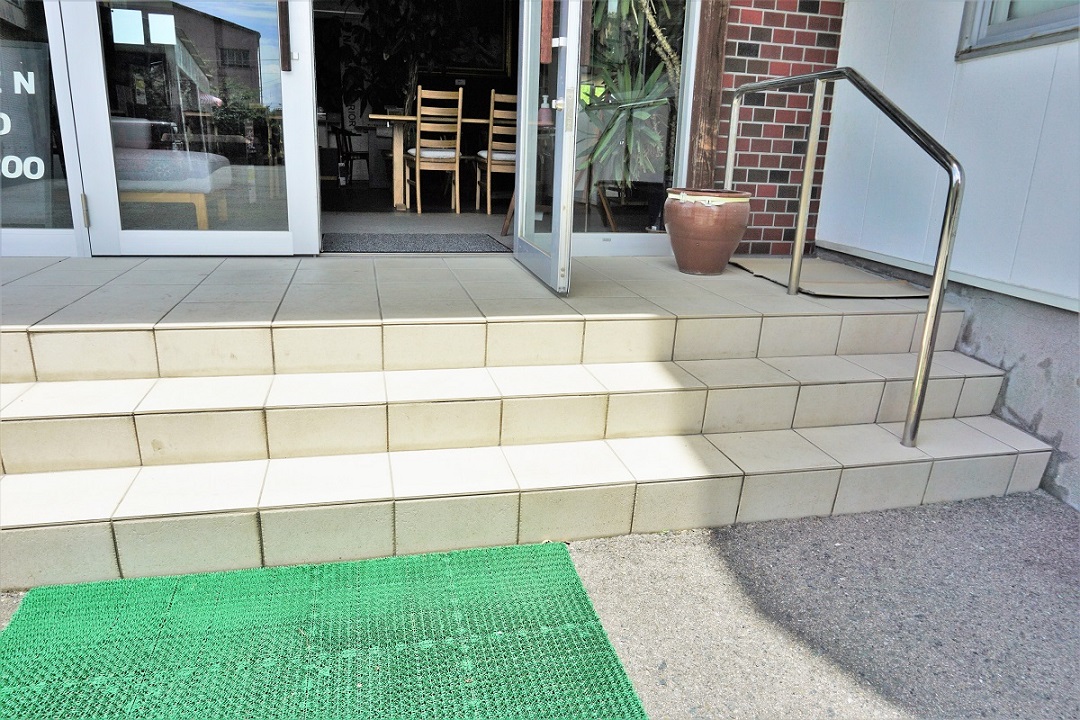 ショールーム出入口に手すりあり