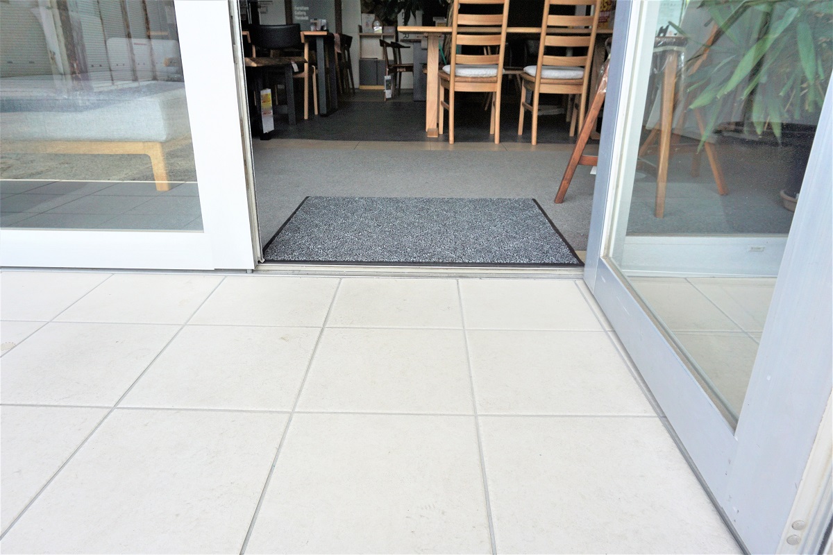 扉枠に1センチ程の段差があります