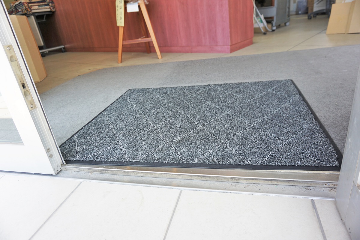 扉枠に1センチ程の段差があります