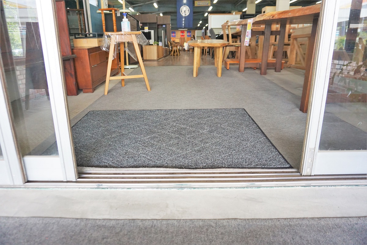 扉枠に1センチほどの段差あります