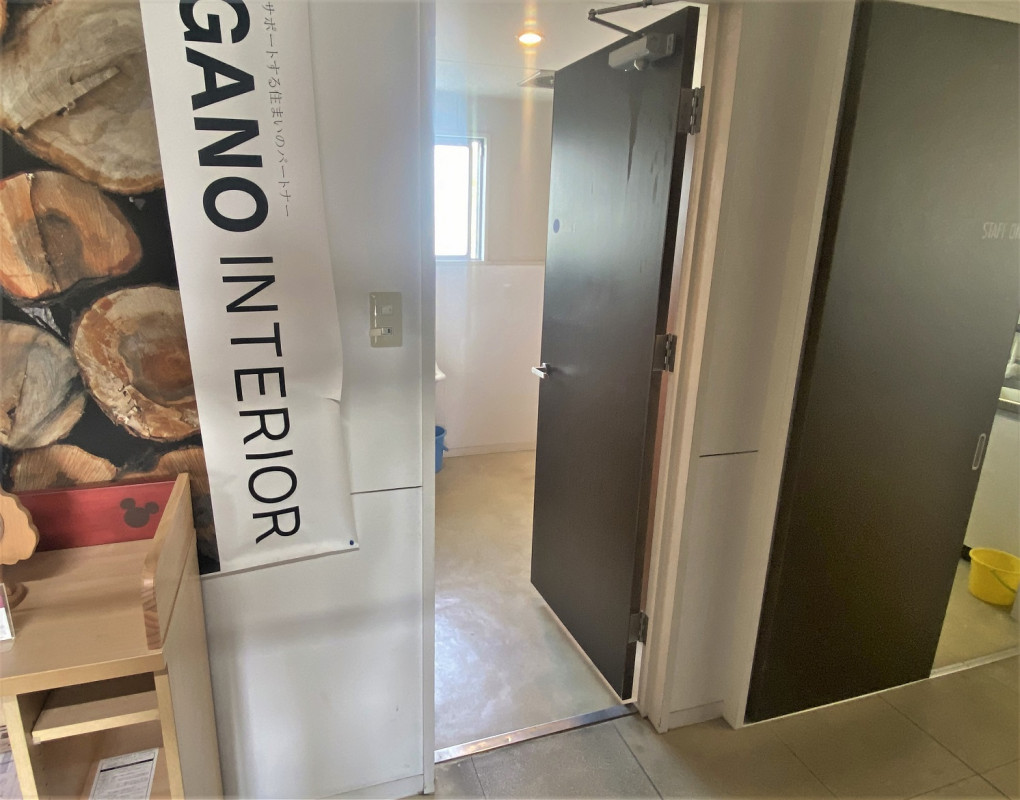 男性用トイレ出入口