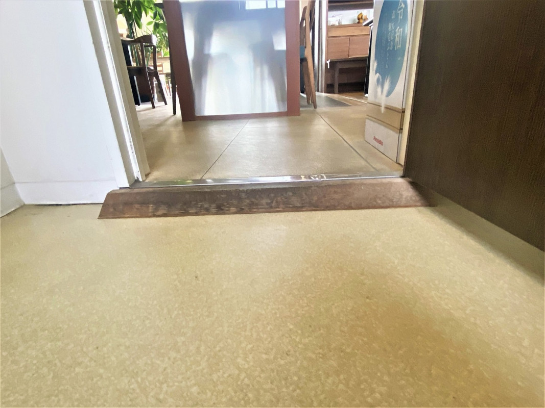 女性用トイレ出入口