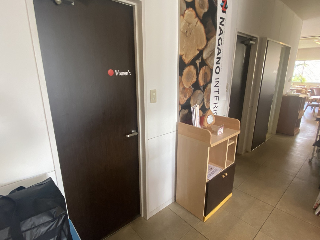 女性用トイレ出入口