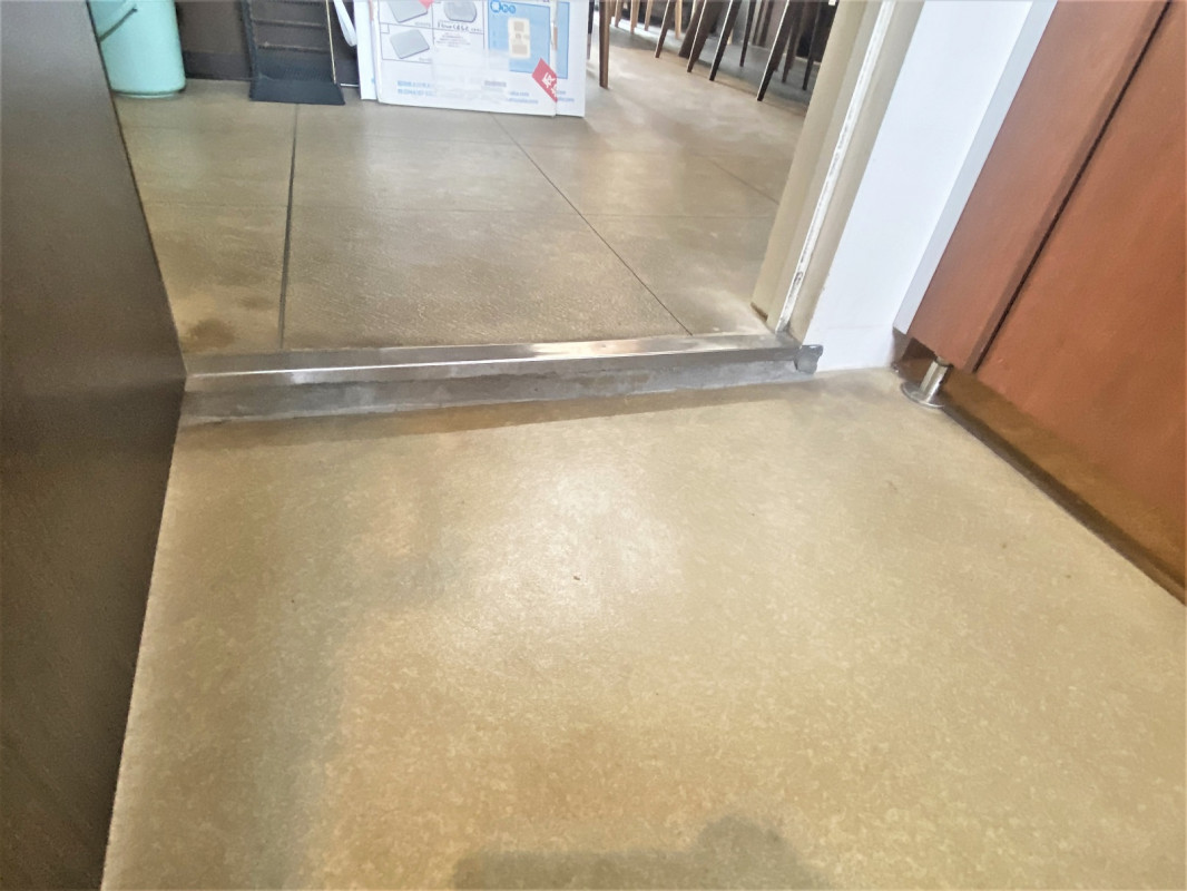 男性用トイレ出入口