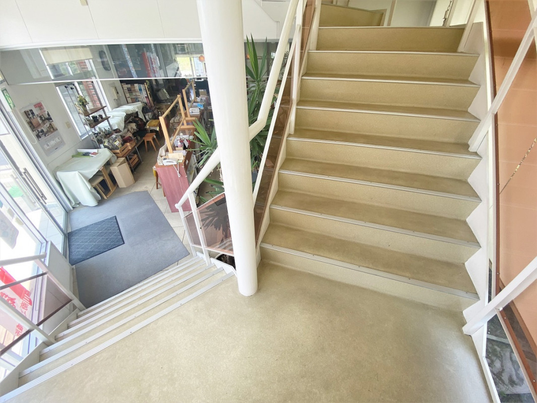ショールーム2階までの階段