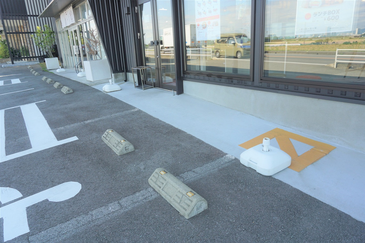 店舗正面出入り口前。フラットです。