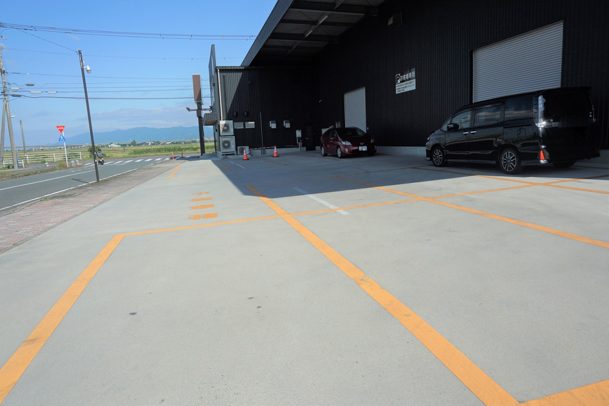 店舗北側駐車場。枠線内にお停めください。