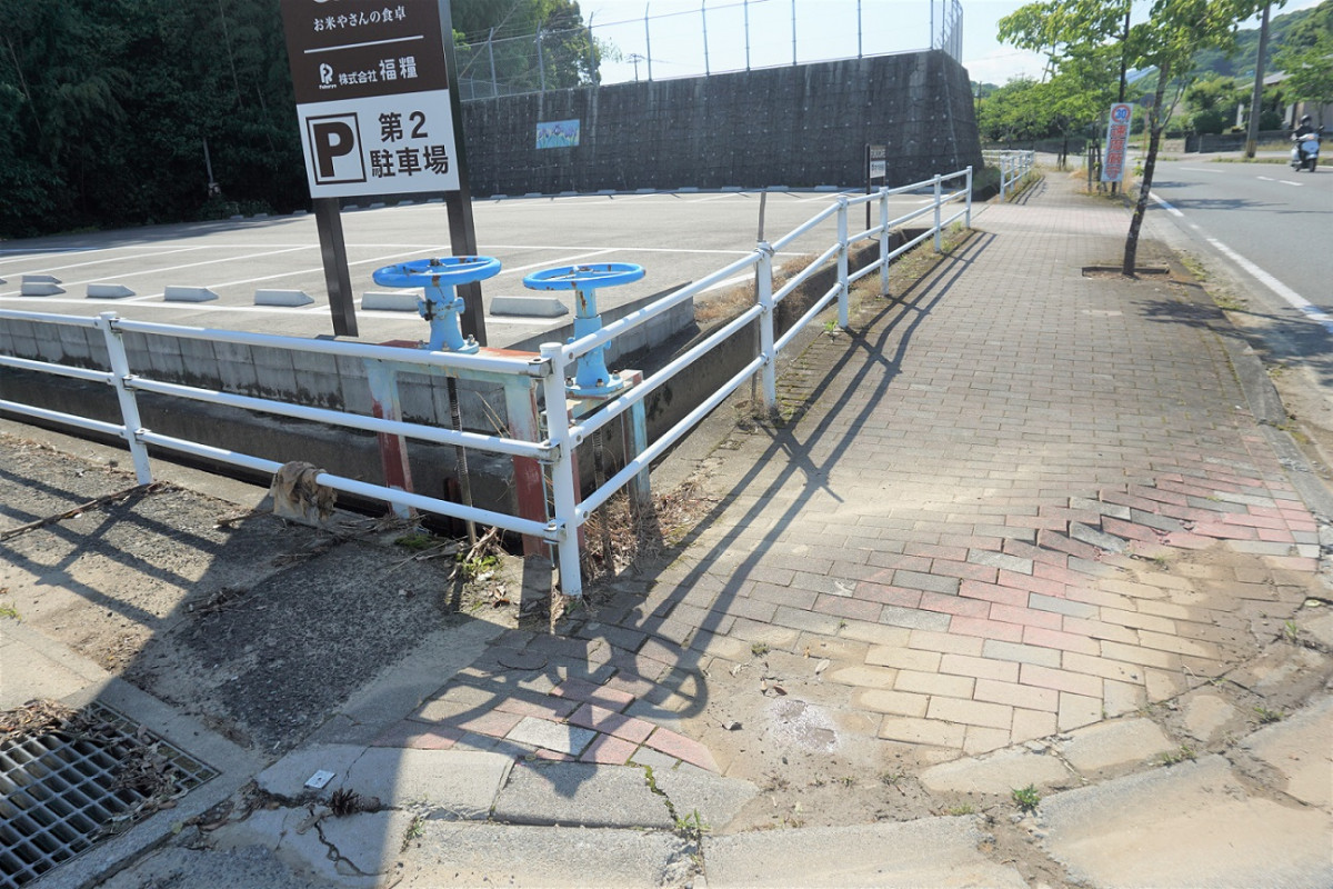 第2駐車場から店舗まで、すこし凸凹した箇所があります。