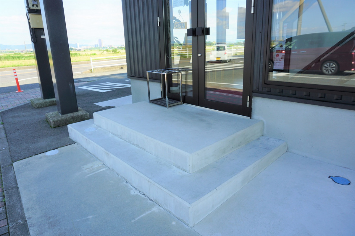 店舗北側入り口。段が2段ありますので、車いすやベビーカーの方は正面入り口をご利用ください。