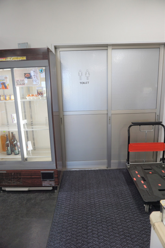 お隣のふく福米さんの店舗奥にあります。