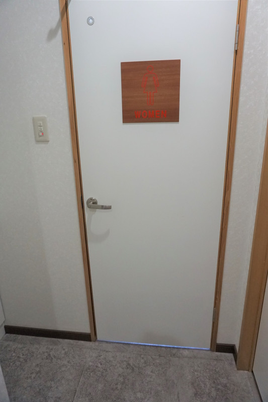 一番奥が女性専用トイレです