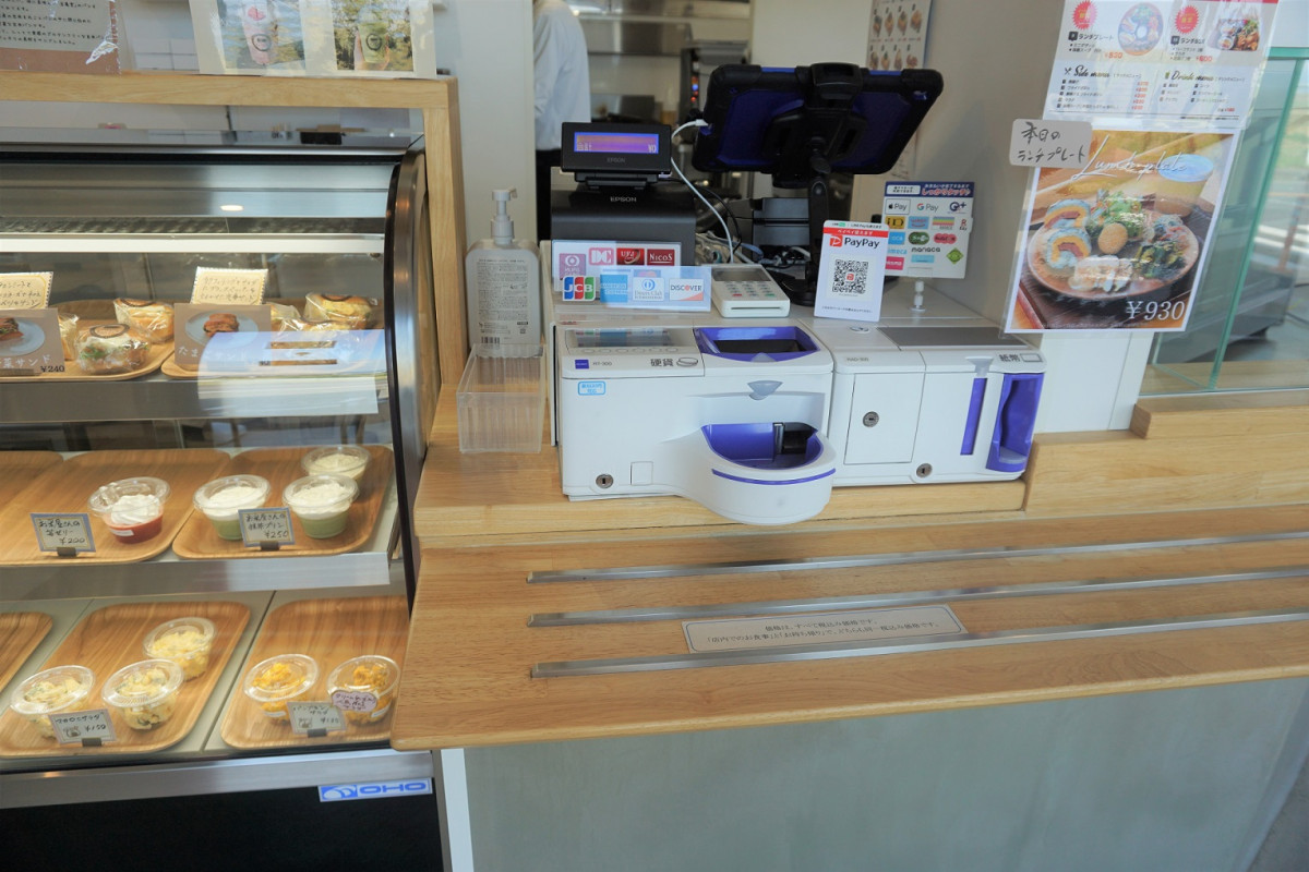レジは自動精算機です。キャッシュレスも対応してます。
