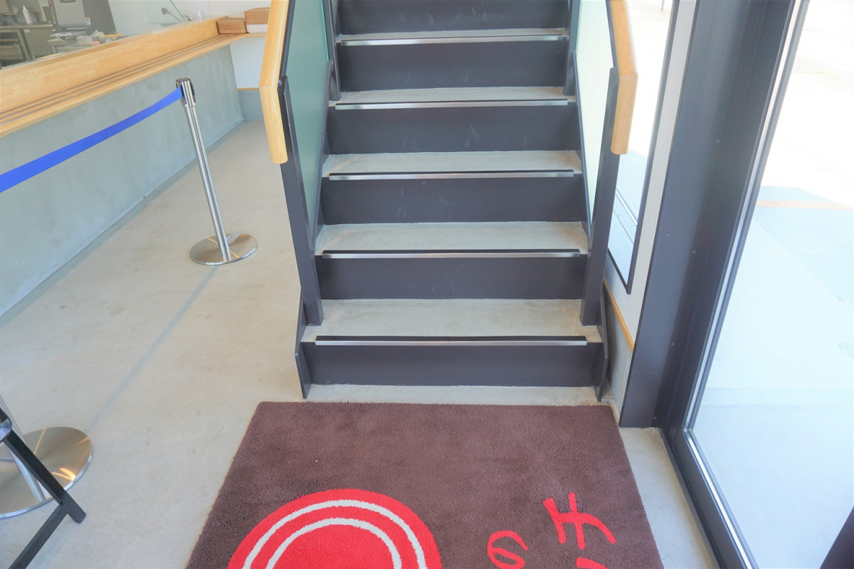 イートインの方は2階をご利用ください。