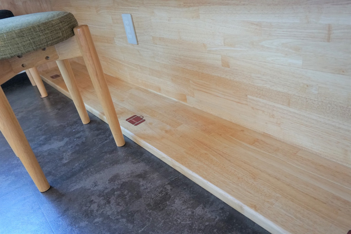 イートインスペースには足元に荷物置きあります。