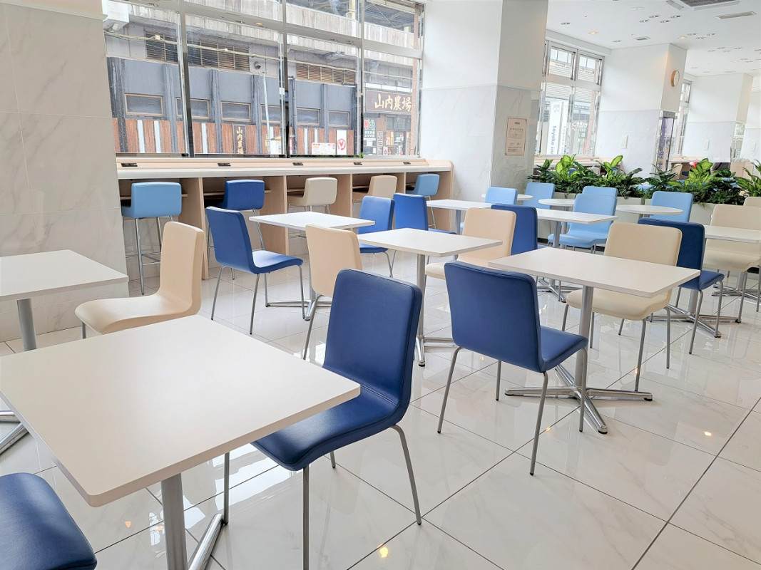 朝食会場にもなるラウンジスペース