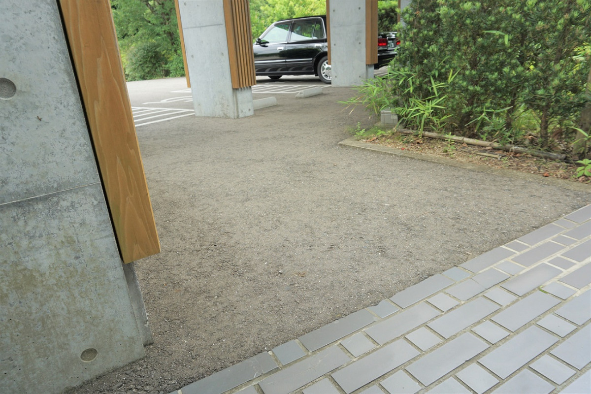 身障者用駐車場から入り口までの道