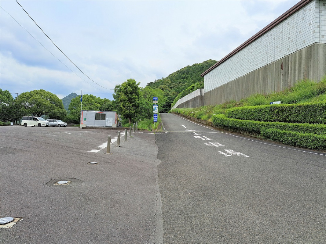 第2駐車場を先に進むと第1駐車場があります