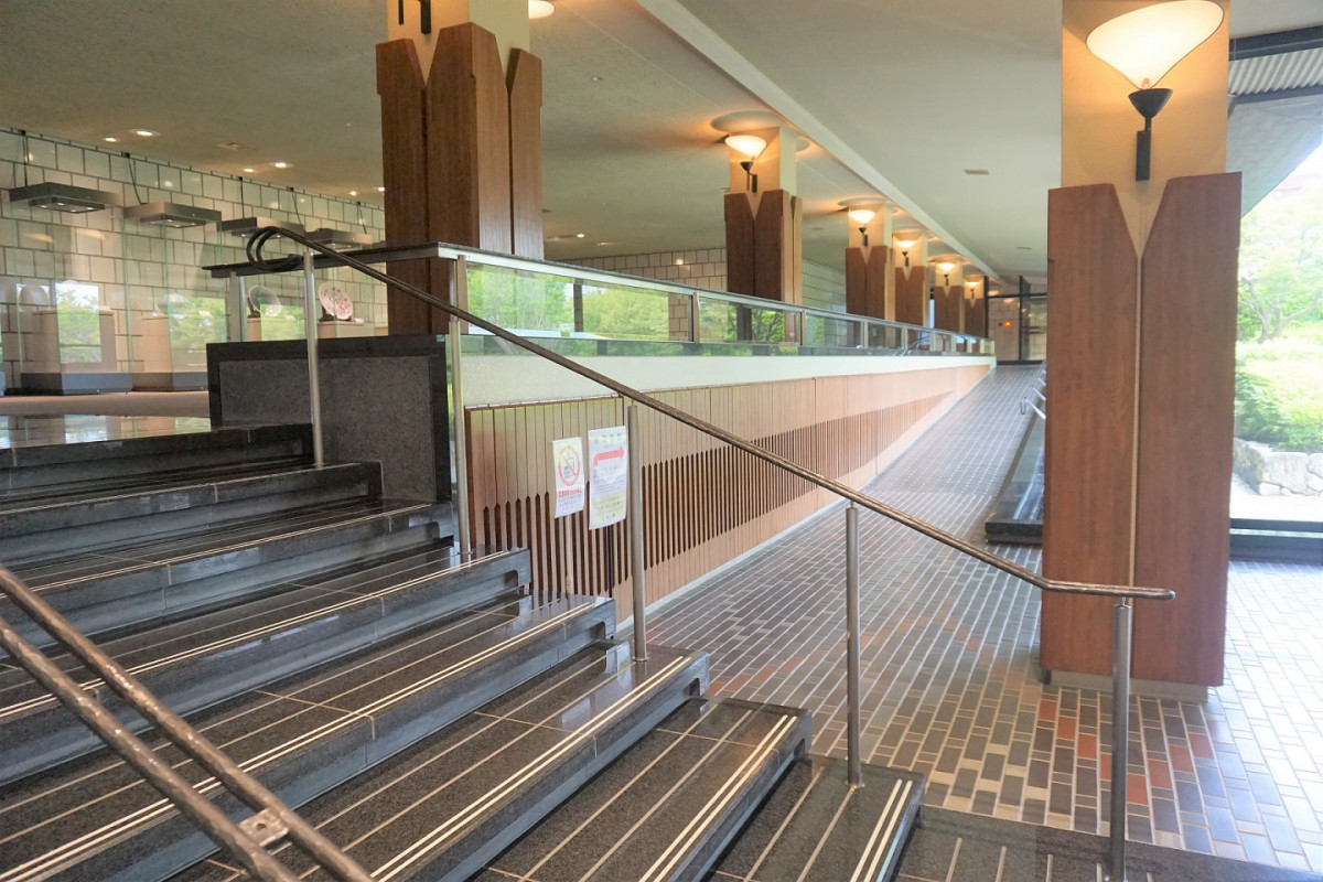 階段となりにスロープあります