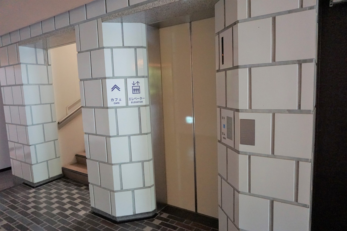 カフェへはエレベーターでも行けます