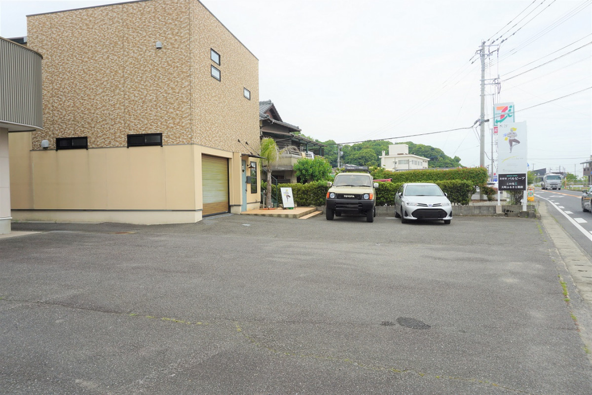 店舗側の駐車場にお停めください