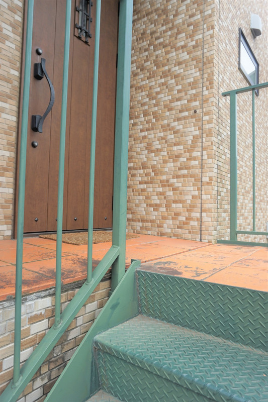 階段上ってすぐが店舗入り口です