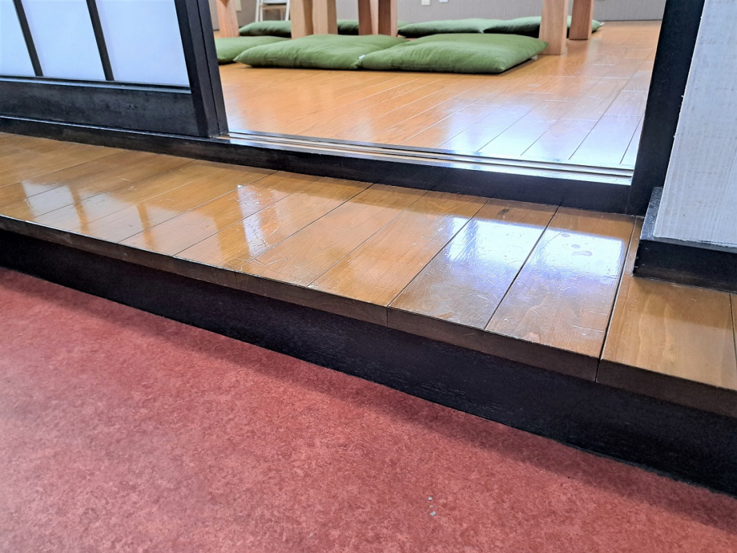 座敷入り口。段差が2段ございます。