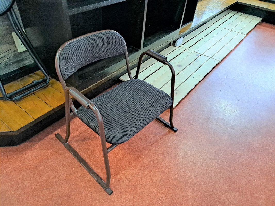 靴を脱ぎ履きする際に椅子をご利用ください
