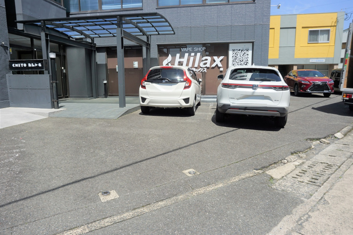 店舗前、ビル入り口側に2台駐車できます