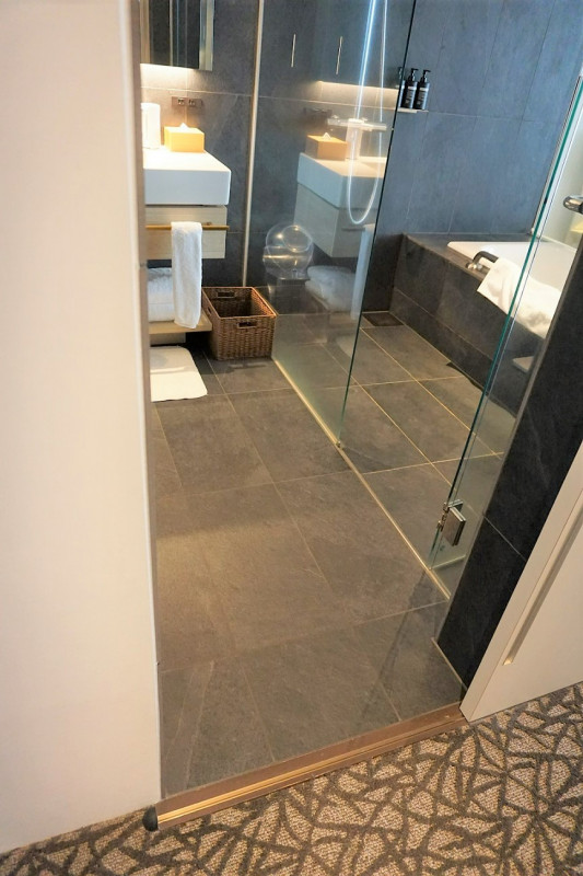 浴槽へは開き戸です