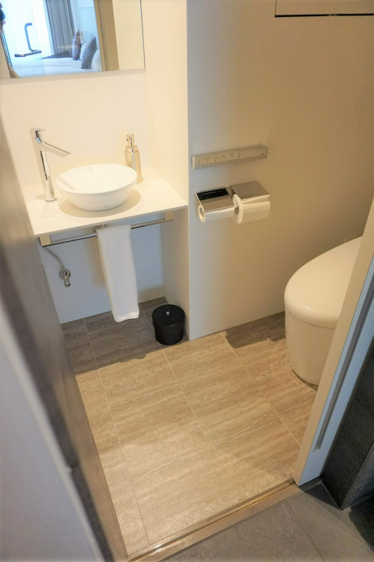 スタンダードツインのトイレは引き戸です