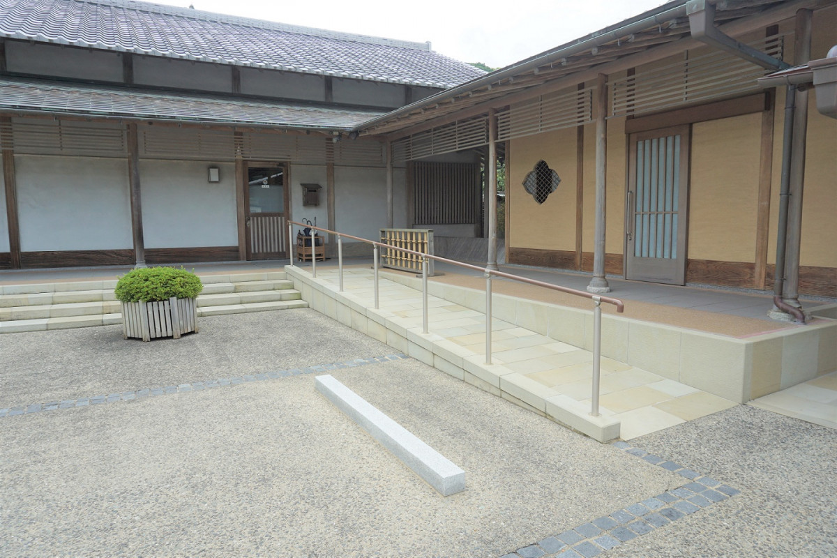 駐車場からスロープで入店できます