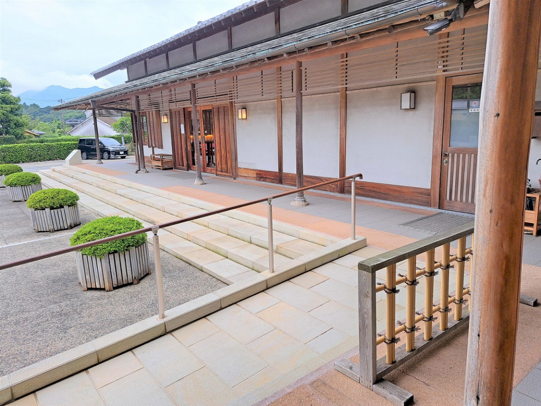 スロープから入口まで