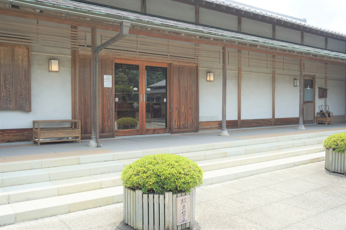 出入り口前は階段です