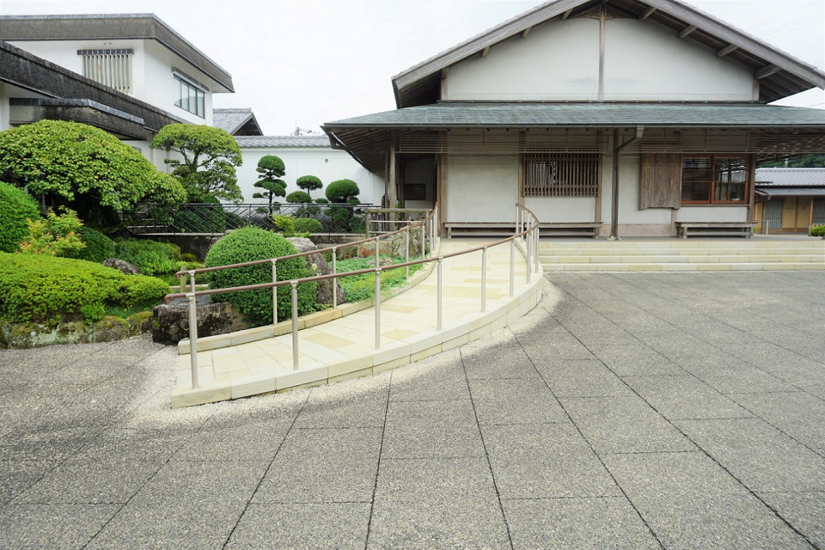 スロープは出入り口奥側にもあります