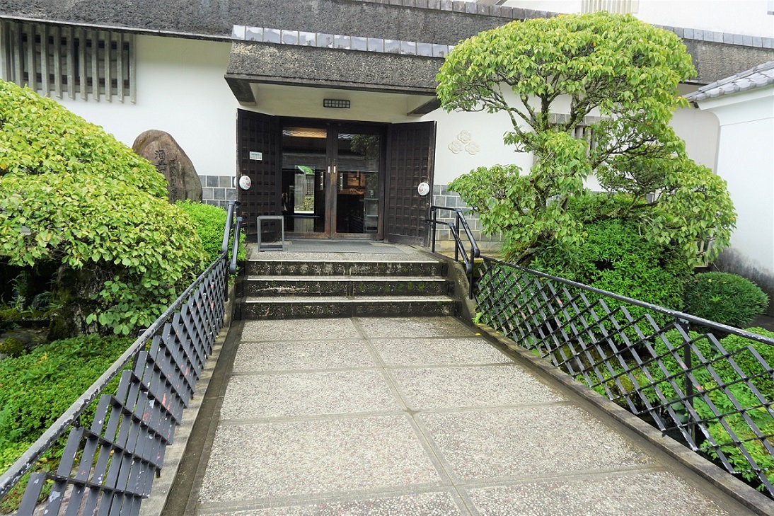 古陶磁参考館出入り口