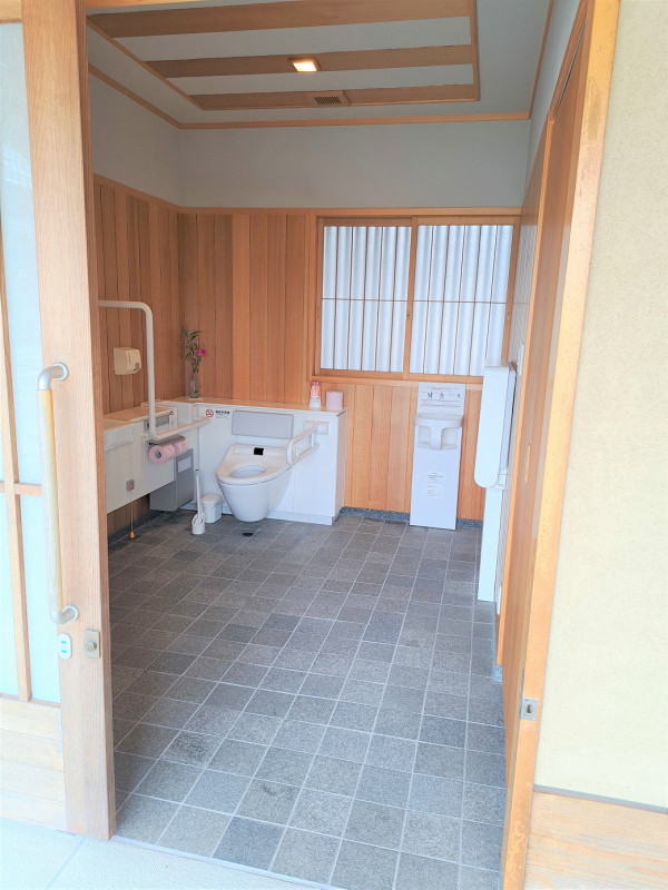 車いす対応トイレ。おむつ交換シートあります。