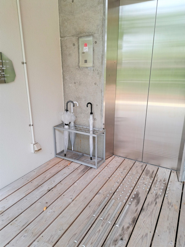 スロープからエレベーターのご利用で、段差なくフロントへ行くことができます