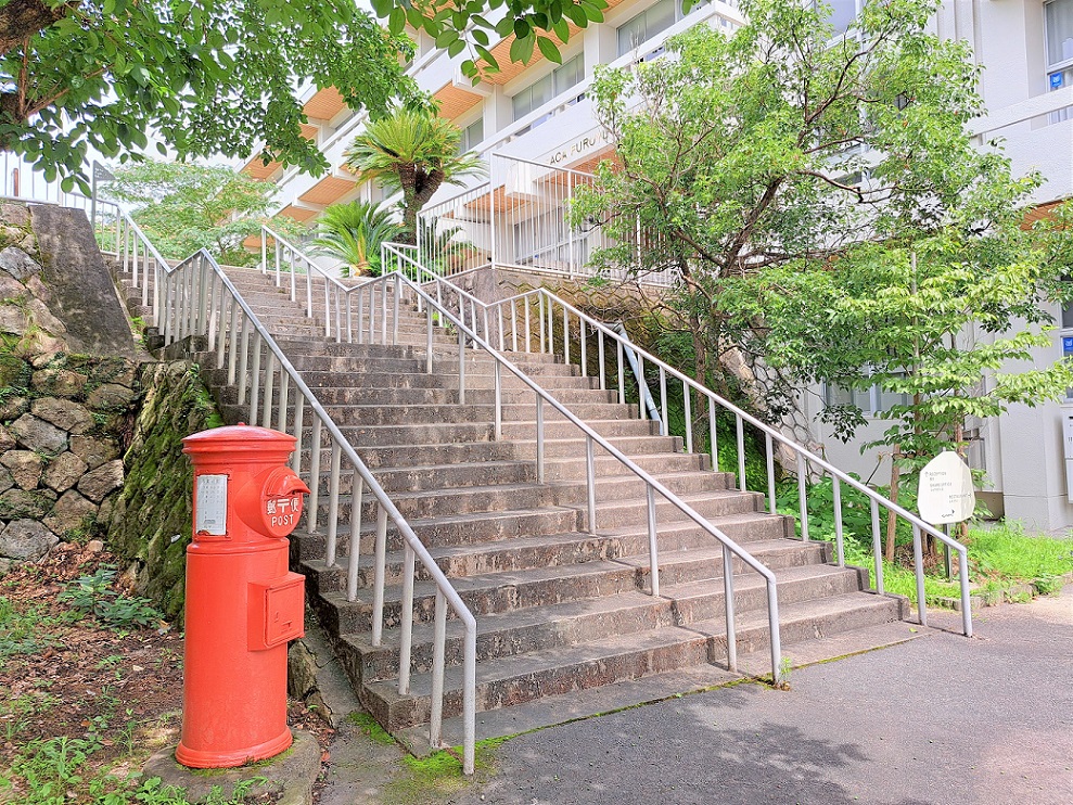 階段を上ると、正面玄関です