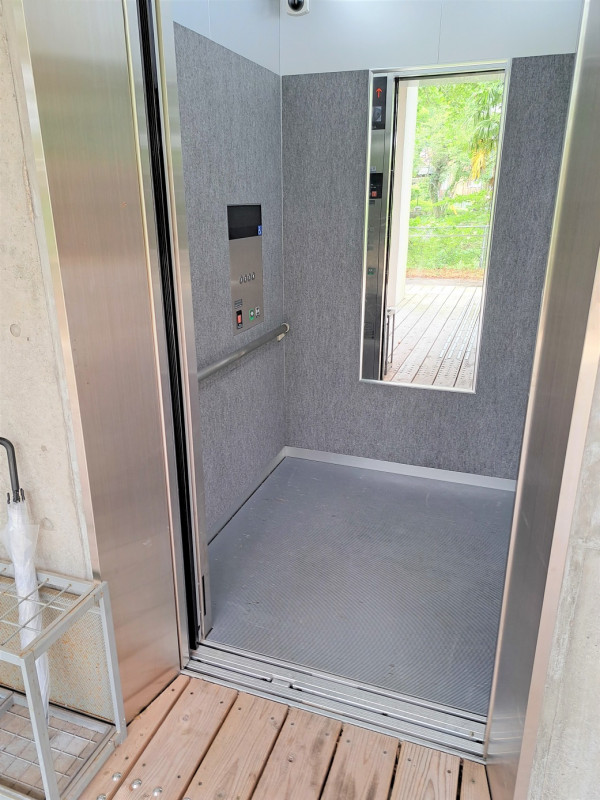 フロントは2階です