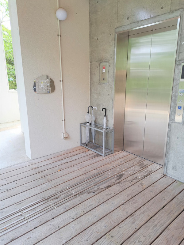 1階エレベーター。階段なしで受付まで行けます。