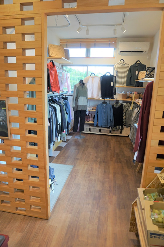 衣類、雑貨コーナー